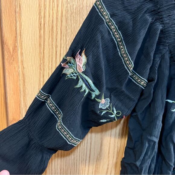 American Eagle Outfitters Embroidered Floral Off the Shoulder Top Size Small - Picture 3 of 7